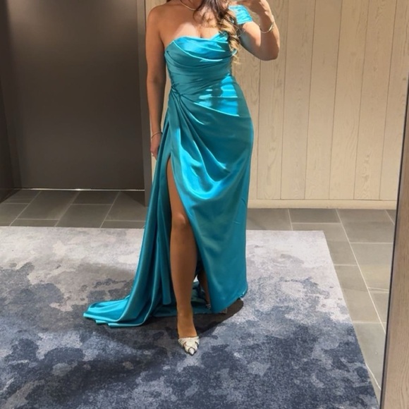 Designer.sarah abbas - Picture 2 of 2